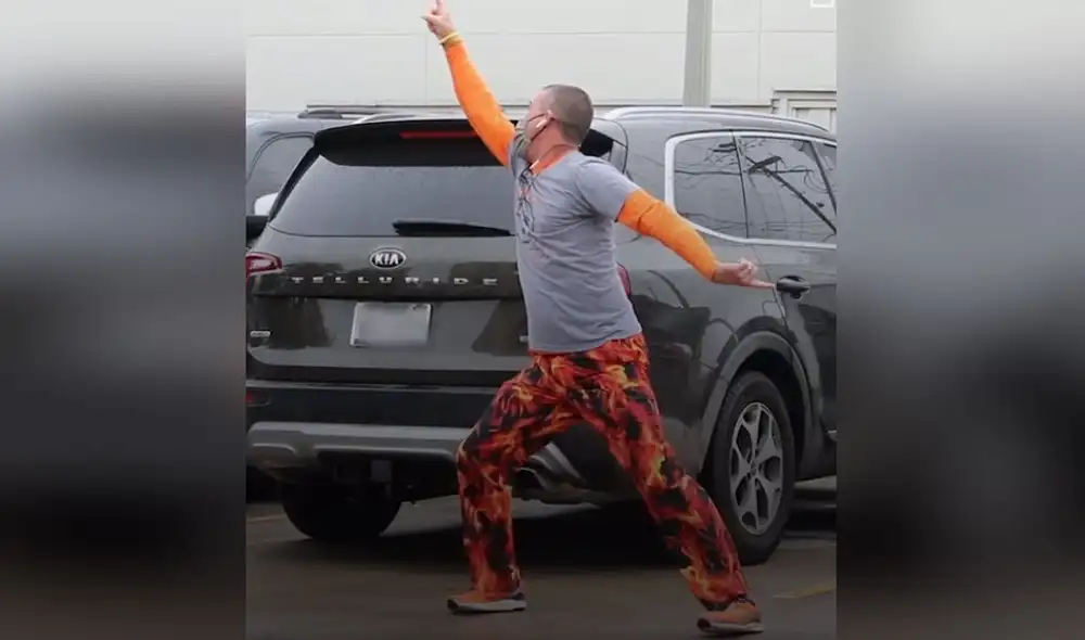 El hombre realizó un divertido baile para hacer reír a su hijo hospitalizado. Foto: Facebook