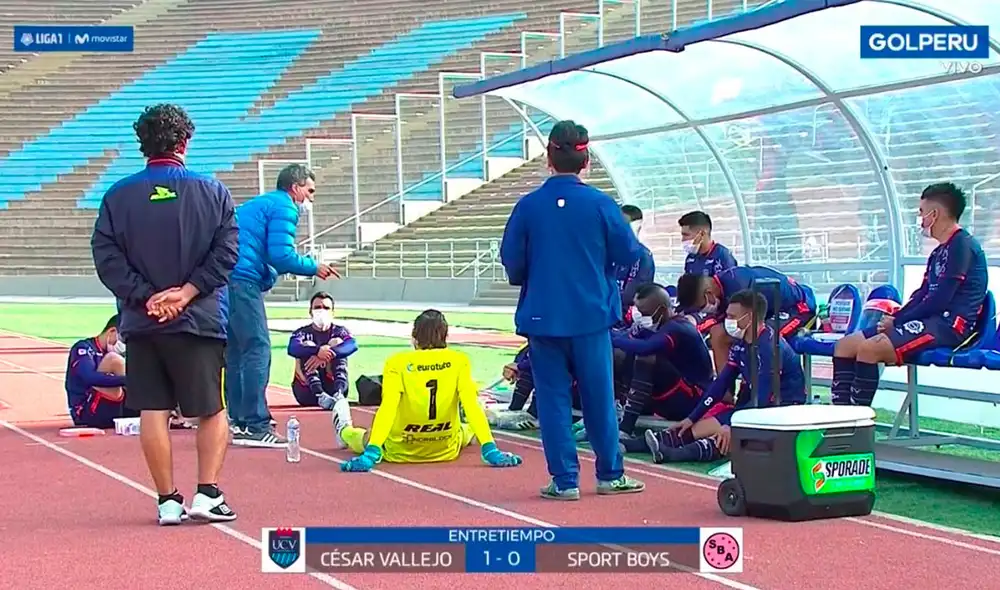 Chemo del Solar se quedó dentro del campo mientras daba la charla técnica. Foto: Captura/Golperu