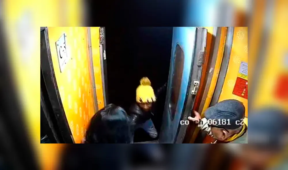 La cámara de un tren captó el instante en que una pasajera fue asaltada por un hombre, que abordó el transporte en movimiento para arrebatarle su cartera en la India. La cámara de un tren captó el instante en que una pasajera fue asaltada por un hombre, que abordó el transporte en movimiento para arrebatarle su cartera en la India.