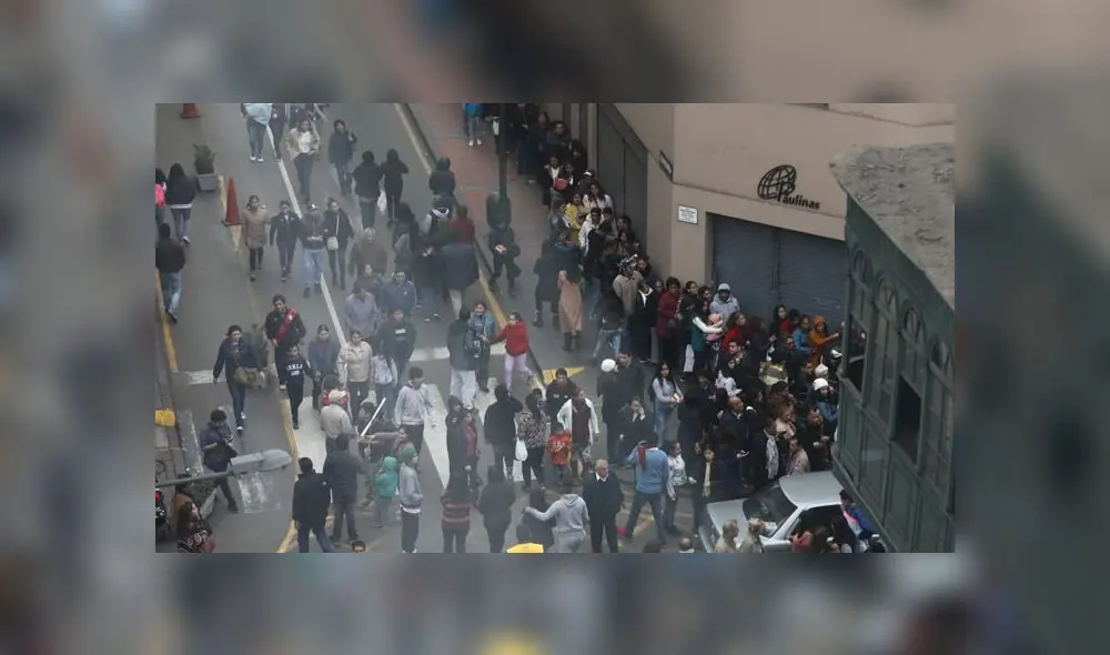 Personas se dan cita en la Plaza de Armas para asistir al evento “Serenata al Perú”. (Foto: La República) Personas se dan cita en la Plaza de Armas para asistir al evento “Serenata al Perú”. (Foto: La República)