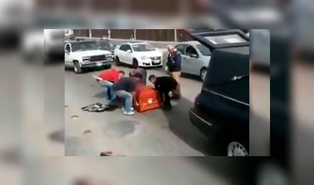 Ataúd cae de carroza fúnebre. (Foto: Captura) Ataúd cae de carroza fúnebre. (Foto: Captura)