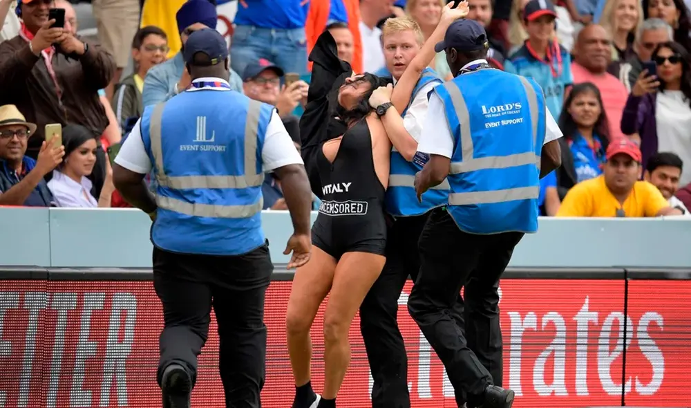 Suegra de Kinsley Wolanski intentó atravesar el campo de juego en la final del Mundial de Críquet.
