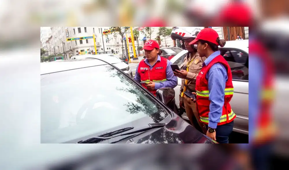 Colectiveros pincharon llantas de sus autos para impedir que ATU los traslade al depósito [FOTOS Y VIDEO]