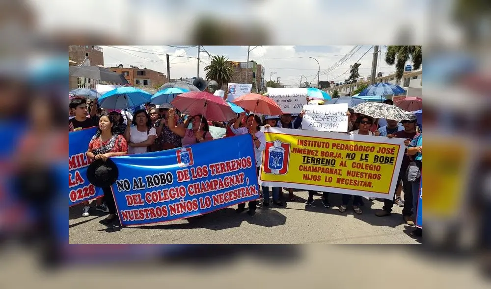 Marcharon hasta la sede de la Dirección Regional de Educación. Marcharon hasta la sede de la Dirección Regional de Educación.