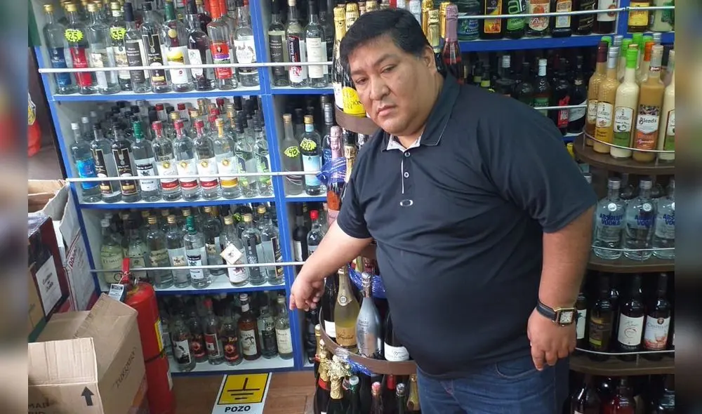 Comerciante Eliseo Flores Jara, mostrando su mercadería que, asegura, vende con todas las de la ley.