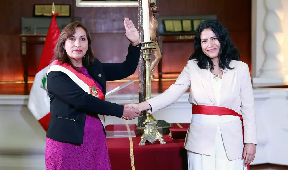 Presidenta Dina Boluarte tomó juramento a la nueva ministra de Transportes y Comunicaciones este martes. Foto: MTC Presidenta Dina Boluarte tomó juramento a la nueva ministra de Transportes y Comunicaciones este martes. Foto: MTC