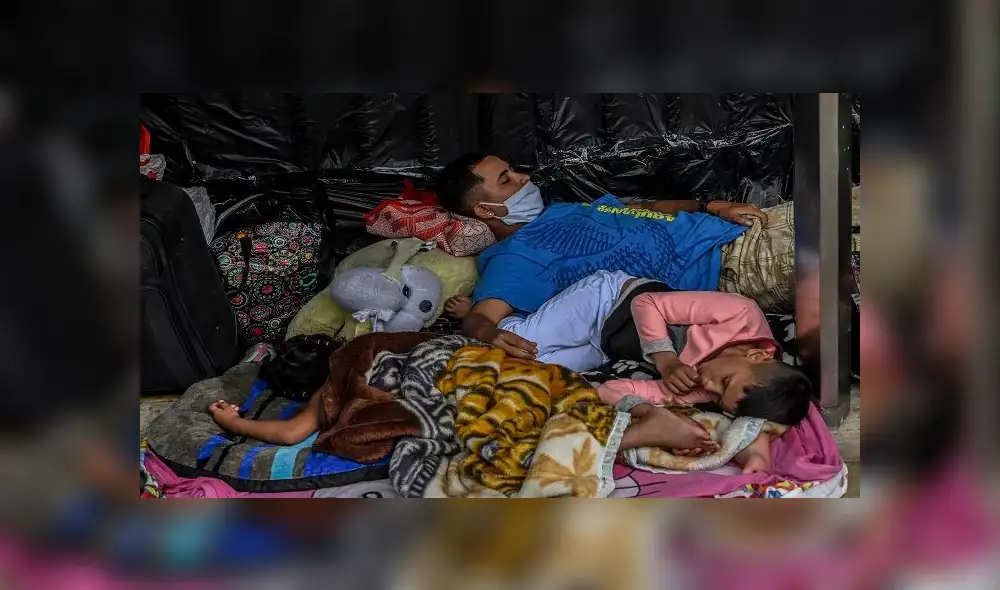 Venezuelan migrants wanting to return to their country due to the novel coronavirus COVID-19 pandemic, camp outside the bus terminal in Medellin, Colombia, on May 19, 2020, hoping to board a bus to reach the border. (Photo by JOAQUIN SARMIENTO / AFP)