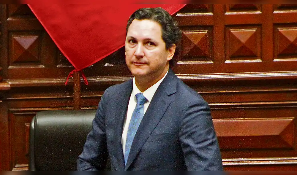 Salaverry entregó peritaje sobre su firma a la Comisión de Ética