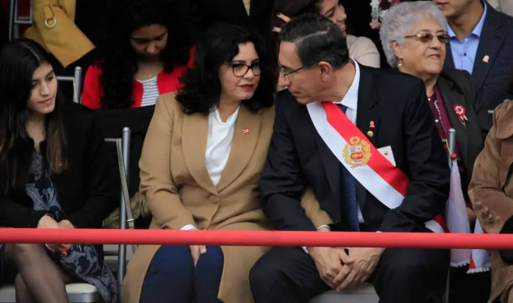 Martín Vizcarra se sentó junto a primera dama durante Parada Militar Martín Vizcarra se sentó junto a primera dama durante Parada Militar
