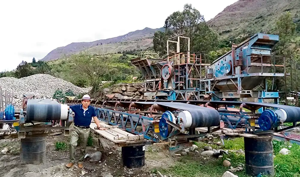 Muestra. Erasmo Fernández en la planta chancadora. No fue puesta en funcionamiento pero aparece como obra concluida