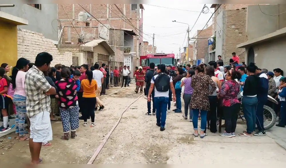 Apoyo. Bomberos y Policía llegaron al lugar para apagar el fuego y rescatar al menor. Apoyo. Bomberos y Policía llegaron al lugar para apagar el fuego y rescatar al menor.