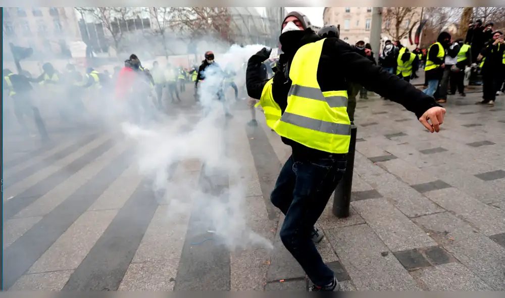 El instante en el que uno de los ‘chalecos amarillos’ pierde una mano tras recoger bomba lacrimógena [VIDEO]