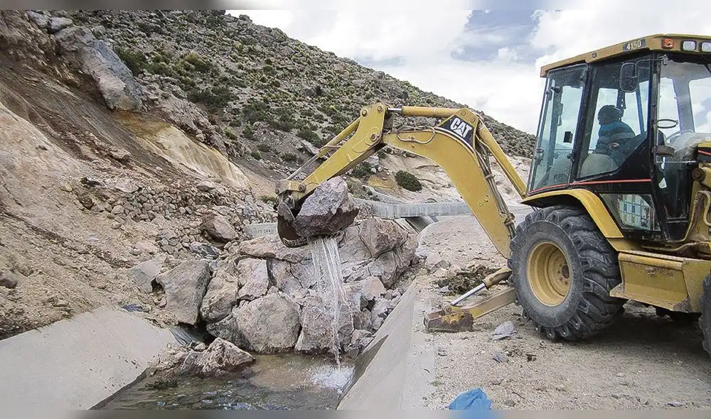 Enorme roca se desprende y cae en tramo de canal de Pasto Grande Enorme roca se desprende y cae en tramo de canal de Pasto Grande