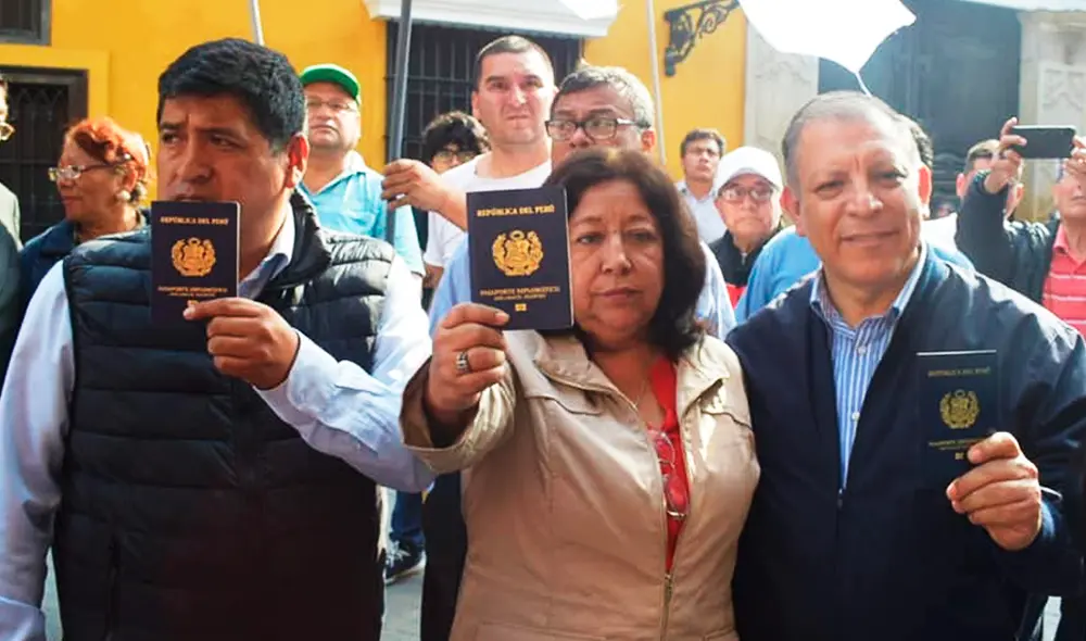 Excongresistas entregaron pasaportes diplomáticos. Excongresistas entregaron pasaportes diplomáticos.