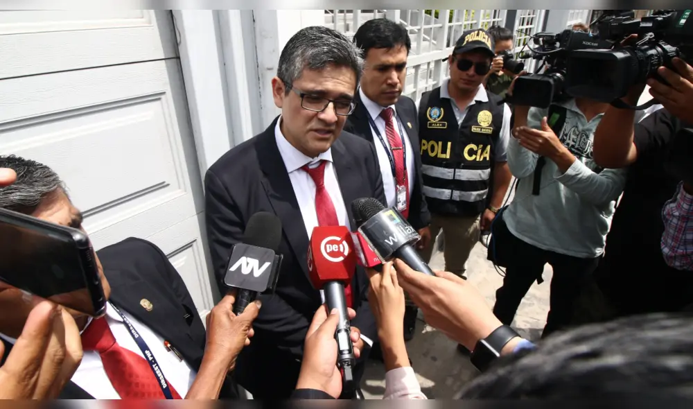 Fujimoristas insultaron a fiscal Pérez tras interrogar a Miguel Castro Fujimoristas insultaron a fiscal Pérez tras interrogar a Miguel Castro