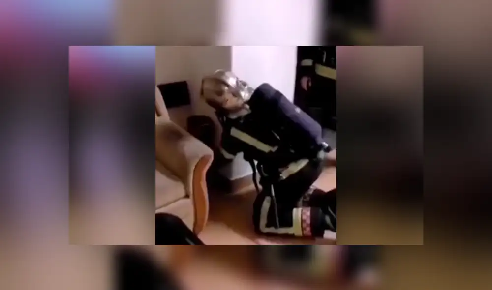 Una conmovedora escena muestra la ingeniosa pedida de mano le hace una chica a su novio bombero.