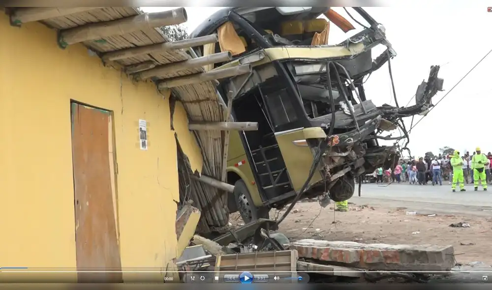 Un muerto y 10 heridos en choque de bus contra vivienda en Santa ...