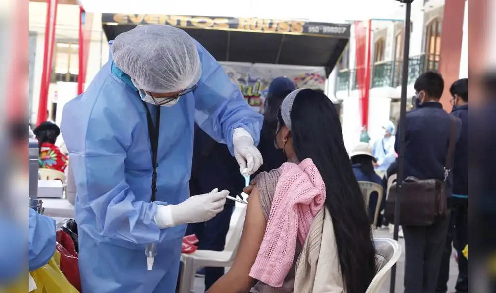 Menores de 12 a 17 años que reciban primera dosis deberán tener declaración jurada firmada por sus padres o apoderados. Foto: Juan Carlos Cisneros/La República. Menores de 12 a 17 años que reciban primera dosis deberán tener declaración jurada firmada por sus padres o apoderados. Foto: Juan Carlos Cisneros/La República.