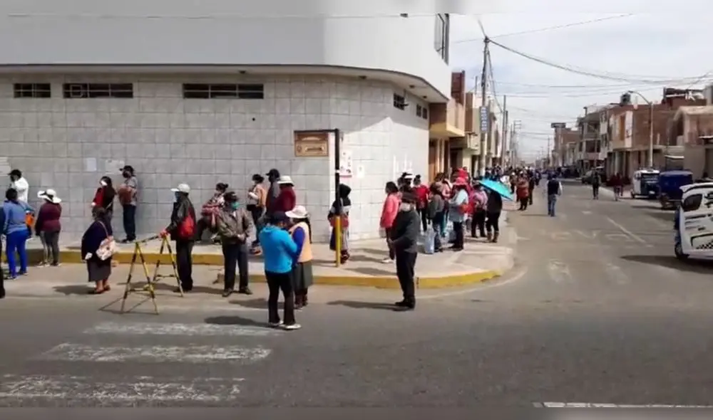 Colas alcanzaron más de 4 cuadras.