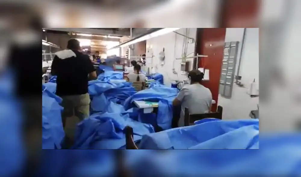 Policía encontró a varias personas trabajando dentro de taller. (Foto: Captura de video / Policía) Policía encontró a varias personas trabajando dentro de taller. (Foto: Captura de video / Policía)