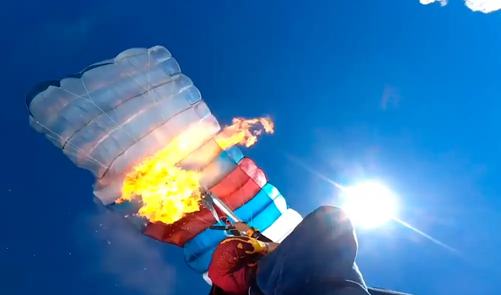 El hombre cayó en picada durante unos segundos antes de realizar el acto que lo salvaría la vida. Foto: Vídelo/YouTube
