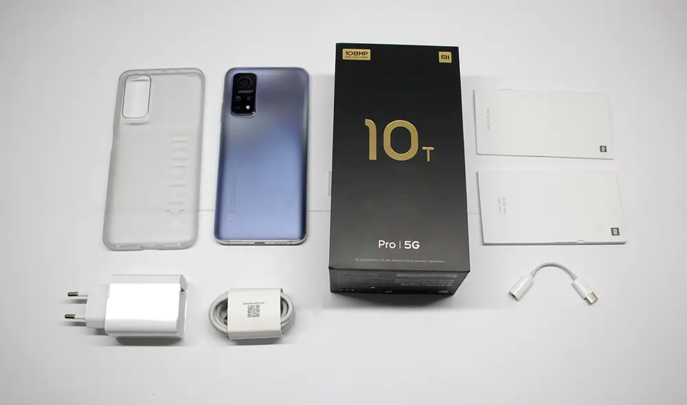 Todos los componentes que llegan junto con el Xiaomi Mi 10T Pro 5G. Foto: Carol Larrain