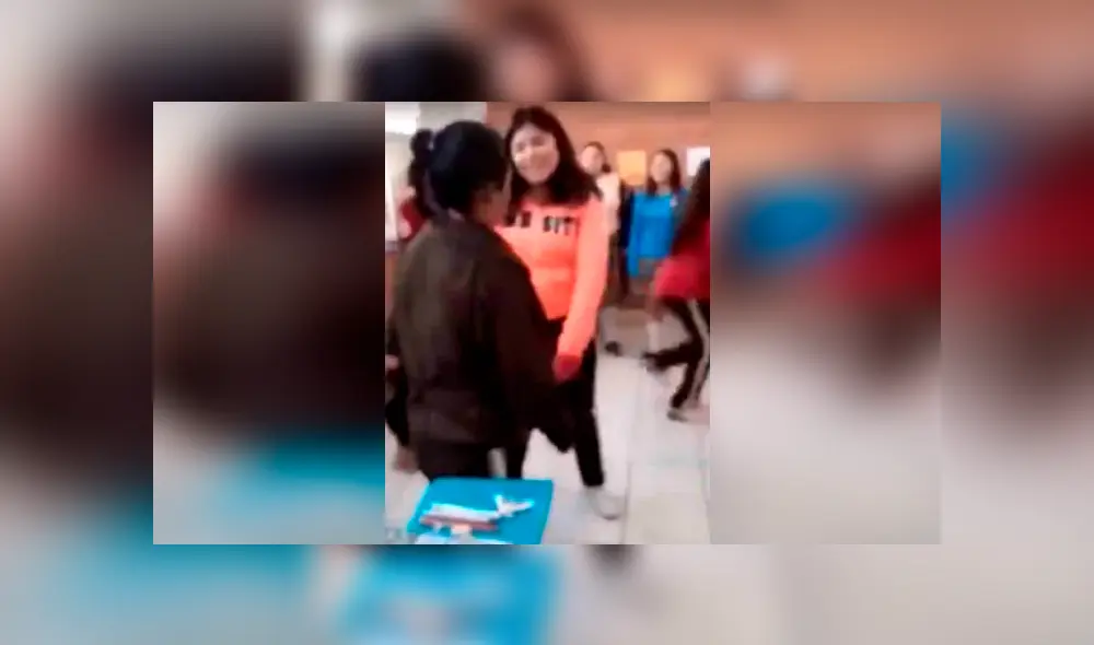 Estudiante golpea a compañera dentro del salón y profesor se queda mirando [VIDEO] 