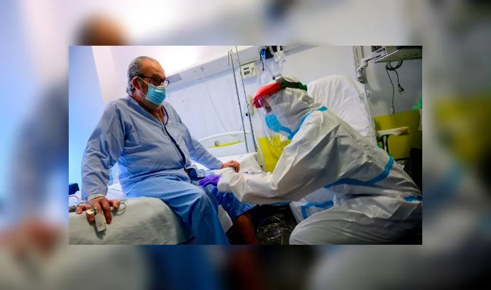 Un fisioterapeuta atiende a un paciente que se recuperó de COVID-19 en el Hospital Universitario Puerta de Hierro en Majadahonda, cerca de Madrid, el 13 de mayo de 2020. Foto: AFP.