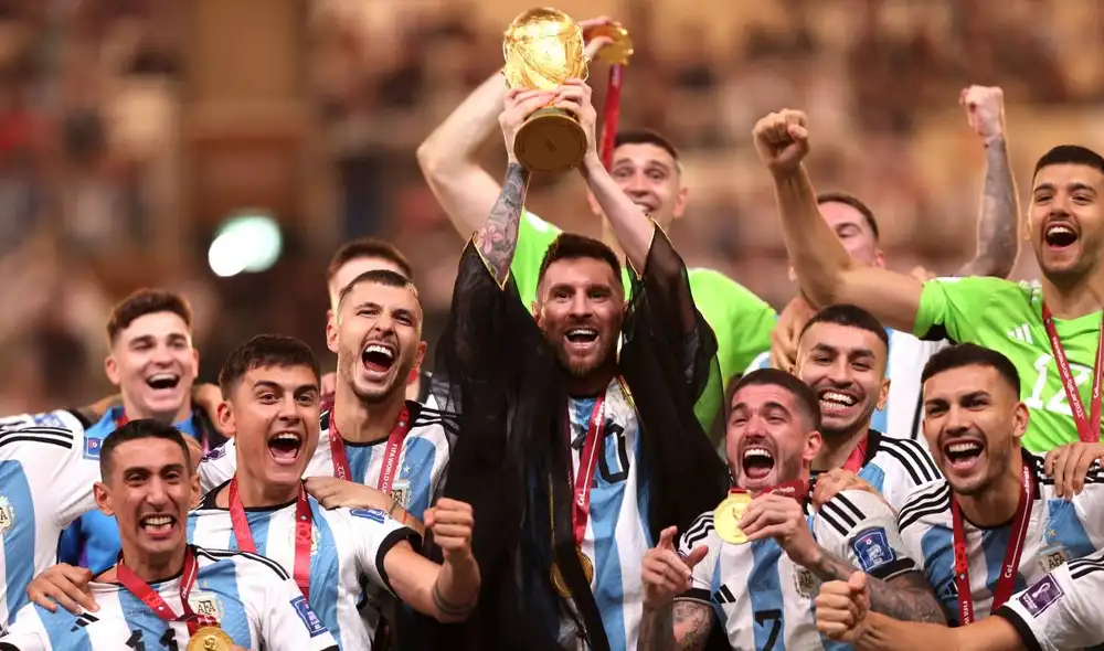 Lionel Messi levantando la Copa del Mundo de Qatar 2022 con la vestimenta qatarí. Foto: Twitter Copa Mundial FIFA Lionel Messi levantando la Copa del Mundo de Qatar 2022 con la vestimenta qatarí. Foto: Twitter Copa Mundial FIFA