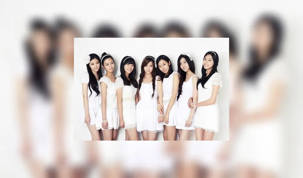 Apink debutó el 19 de abril del 2011 con 7 integrantes: Chorong, Bomi, Eunji, Naeun, Namjoo, Hayoung y Yookyung. Esta última se retiraría en 2013 por motivos de estudio.