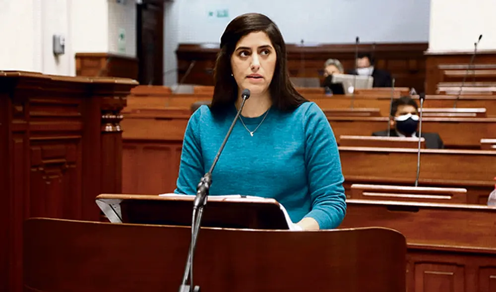 Firme. En forma reiterada, la ministra María Antonieta Alva se expresó en contra de las descalificaciones contra el Gobierno formuladas en las preguntas.