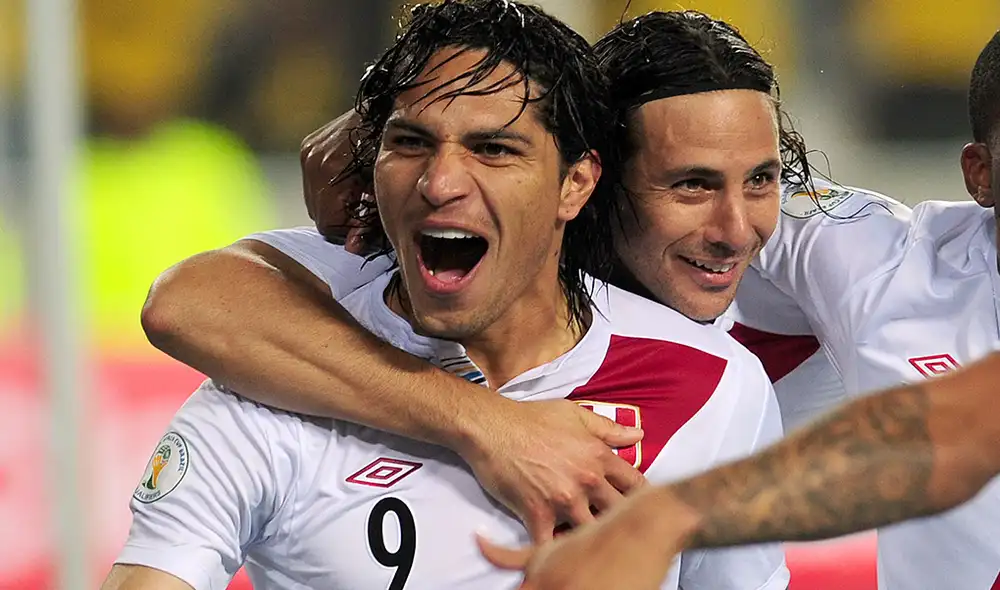 Paolo Guerrero y Claudio Pizarro jugaron juntos en el Bayern Múnich y la selección peruana. | Foto: AFP Paolo Guerrero y Claudio Pizarro jugaron juntos en el Bayern Múnich y la selección peruana. | Foto: AFP