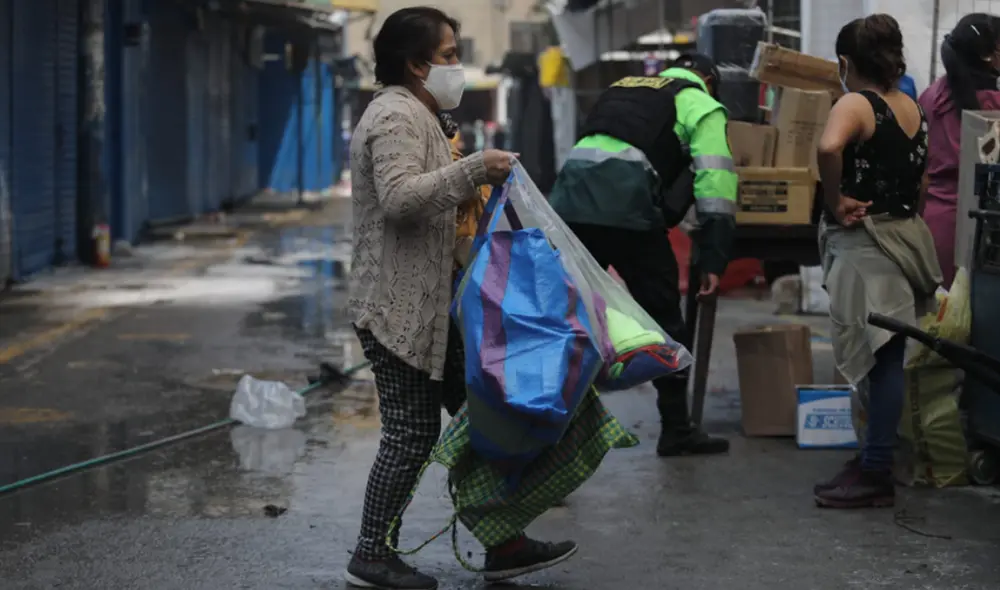 Comerciantes llegaron al mercado y se enfrentaron con la Policía para ingresar y recuperar parte de sus pertenencias. Foto: Jorge Cerdán / La República Comerciantes llegaron al mercado y se enfrentaron con la Policía para ingresar y recuperar parte de sus pertenencias. Foto: Jorge Cerdán / La República