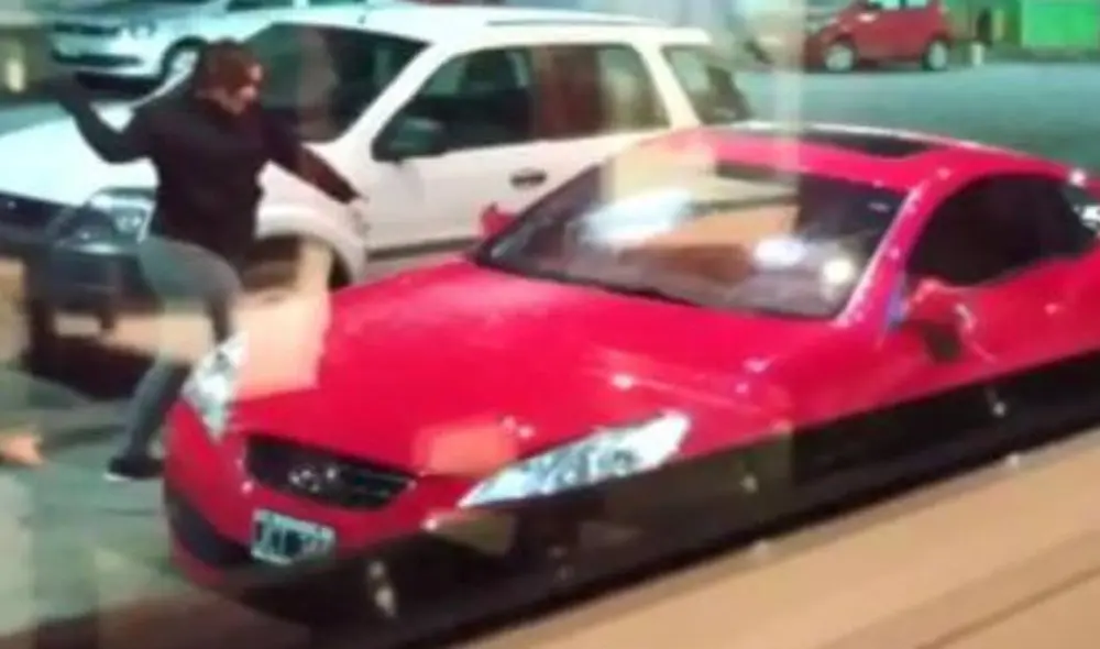 La mujer arremetió contra el auto de su marido en la puerta de un hotel. Foto: Captura/Todo Noticias