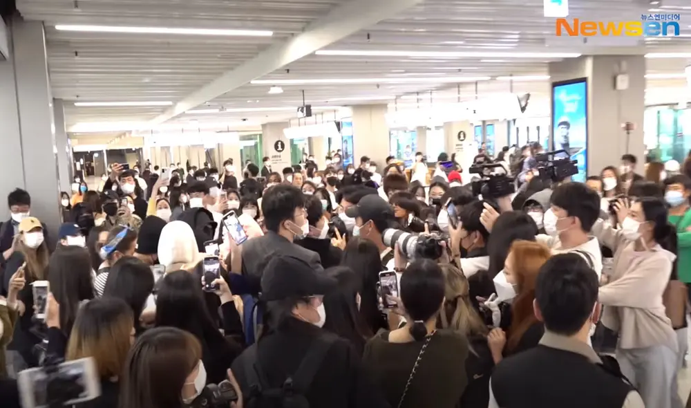 Imágenes de ENHYPEN en medio del caos provocado por los sasaengs en el aeropuerto. Foto: Newsen