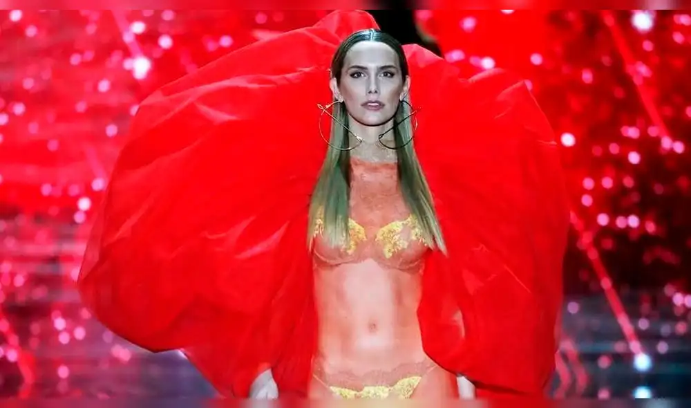 Angela Ponce sufre percance íntimo durante desfile en lencería