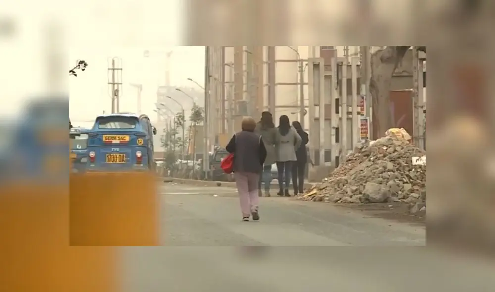 Mujer y su hija fueron atacadas cuando iban a un centro de salud. (Foto: Captura de video / América Noticias) Mujer y su hija fueron atacadas cuando iban a un centro de salud. (Foto: Captura de video / América Noticias)