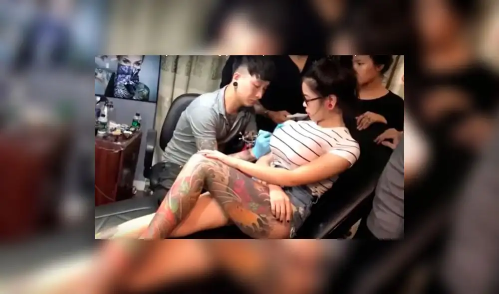 Sorpresa en YouTube por explosión de "seno" de chica que se tatuaba