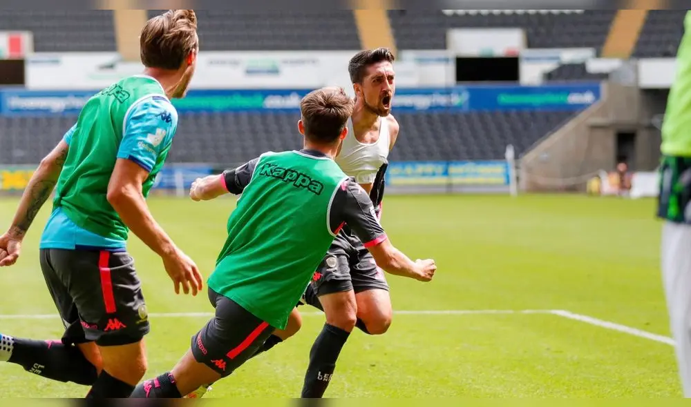 Leeds United ganó 1-0 en su visita al Swansea y quedó a un paso del ascenso. Foto: Twitter Leeds United. Leeds United ganó 1-0 en su visita al Swansea y quedó a un paso del ascenso. Foto: Twitter Leeds United.