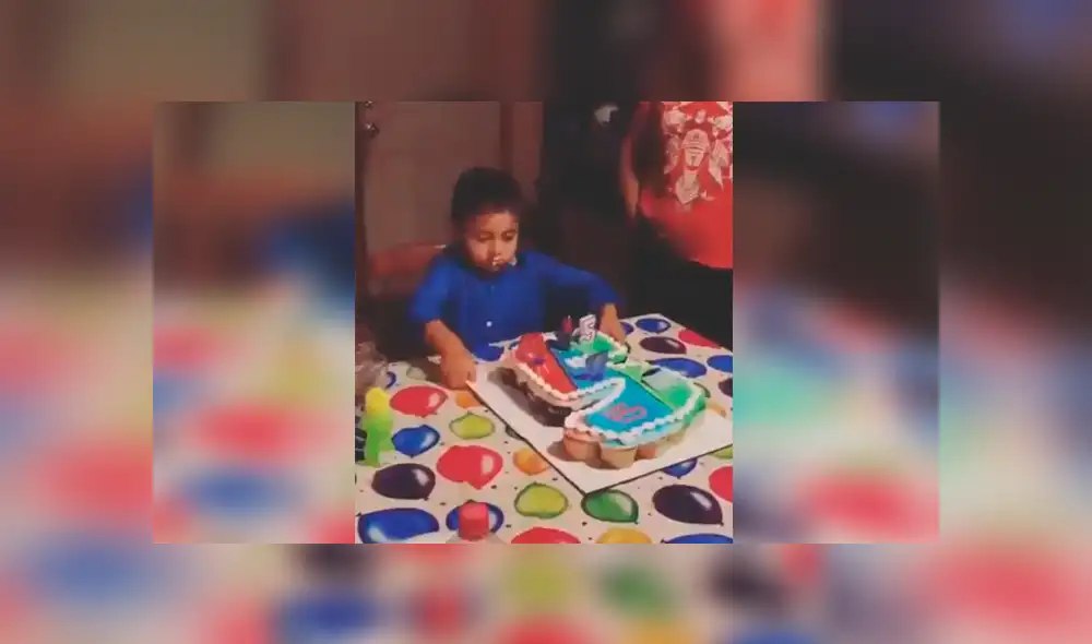 Una insólita escena muestra el momento exacto en el que un niño hace algo impensado con su torta de cumpleaños.