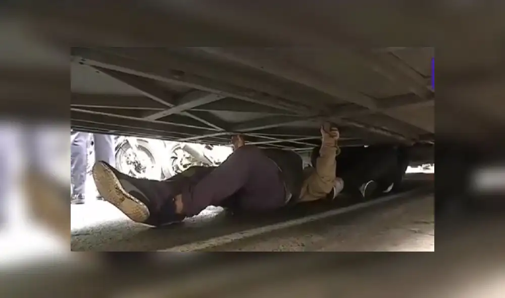 Choferes invaden corredor Javier Prado y se atrincheran debajo de buses para evitar intervención [VIDEO]