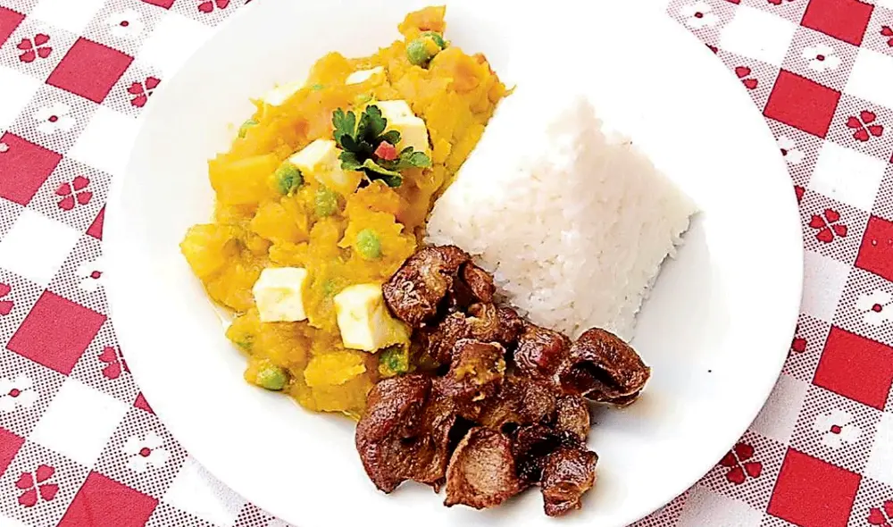 El locro de zapallo puede combinar con variadas carnes, como el bistec, el pollo o las mollejitas. Foto: El Popular
