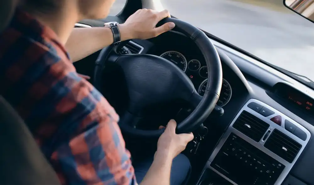 La mujer tuvo que caminar unos 20 km para encontrar ayuda. Foto: composición LR/ aajtak.in /refinery29