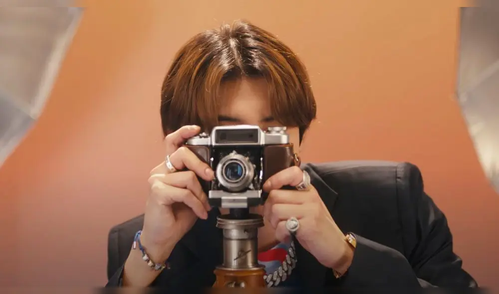 Desliza para ver más fotos de Chanyeol de EXO en el MV "Yours".