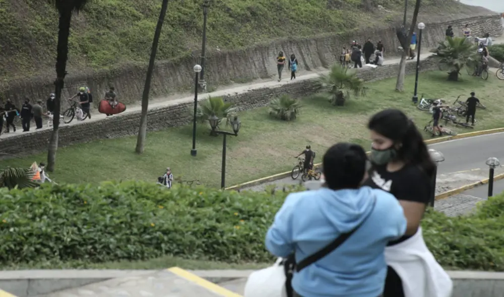 Entre adultos y menores de edad, decenas acudieron a playas, pero algunos sin tomar las precauciones del caso. Foto: Jhon Reyes / La República