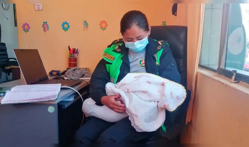 Policía femenina decidió saciar el hambre de un recién nacido que fue abandonado. Foto: PNP Policía femenina decidió saciar el hambre de un recién nacido que fue abandonado. Foto: PNP