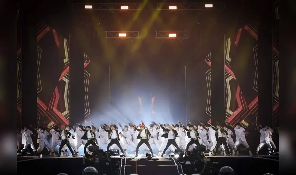 BTS: performance de "Idol" con gran cantidad de bailarines de apoyo en escena.