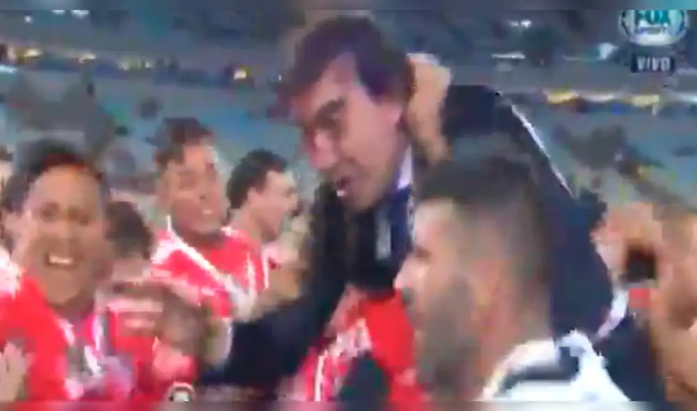 YouTube: Independiente festejó título de la Sudamericana mojando a periodista [VIDEO]