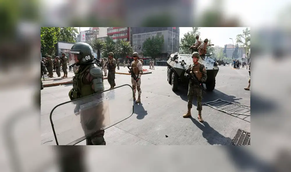 Militares y manifestantes chilenos sorprenden al jugar voley durante intensa marcha [VIDEO]