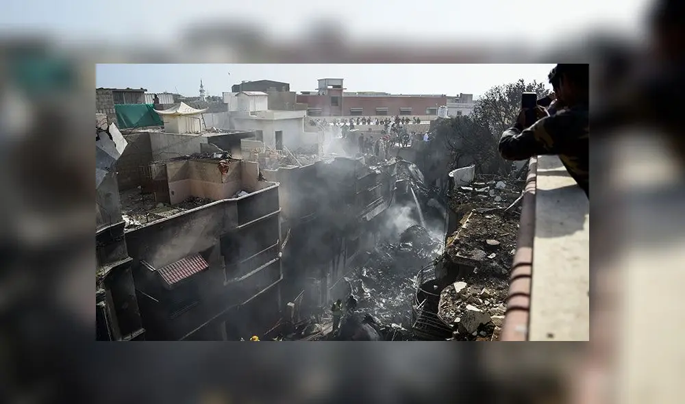 Escombros del avión tras estrellarse en un barrio residencial de Karachi, en Pakistán. Foto: AFP. Escombros del avión tras estrellarse en un barrio residencial de Karachi, en Pakistán. Foto: AFP.